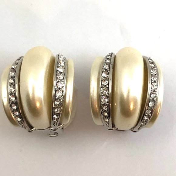 KENNETH JAY LANE, 3/4″ INCH PEARL RESIN CLIP EARRING WITH DOUBLE BAND CRYSTAL - Picture 1 of 5